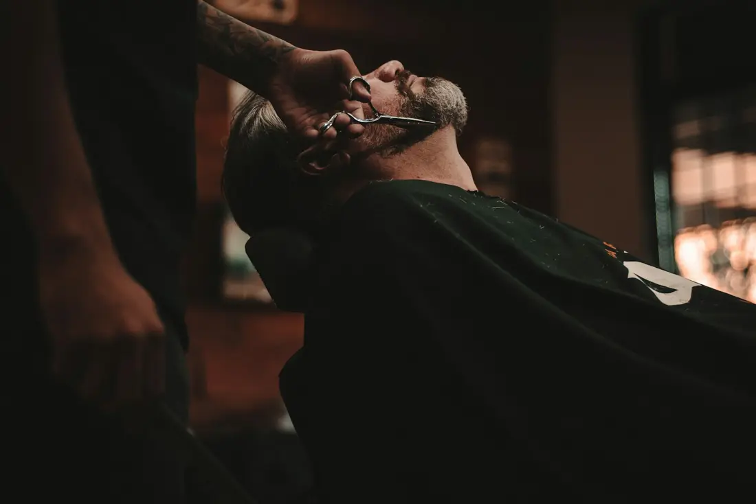 Cliente recostado en el sillón del barbero