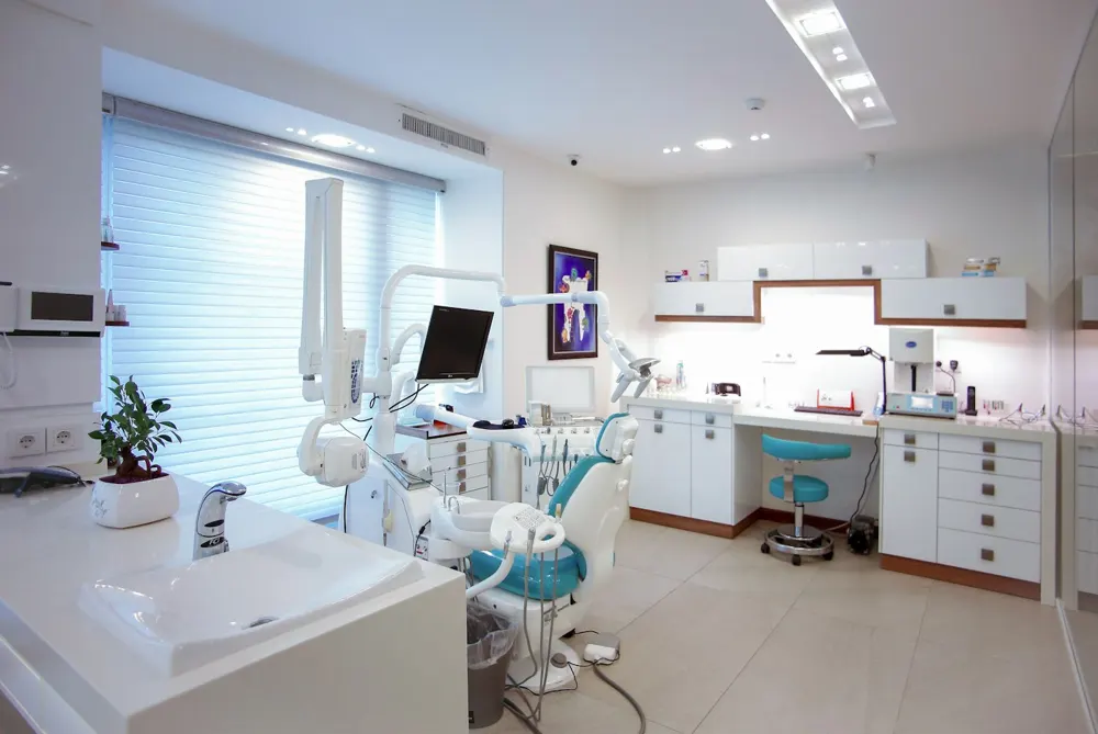 Consultorio dental moderno con sillón y equipo