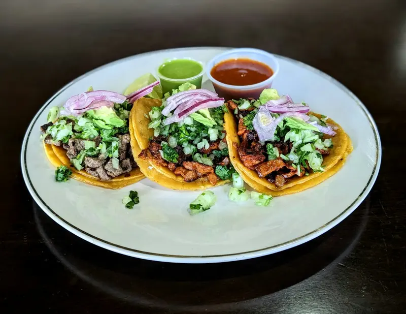 Plato con tres tacos y salsas